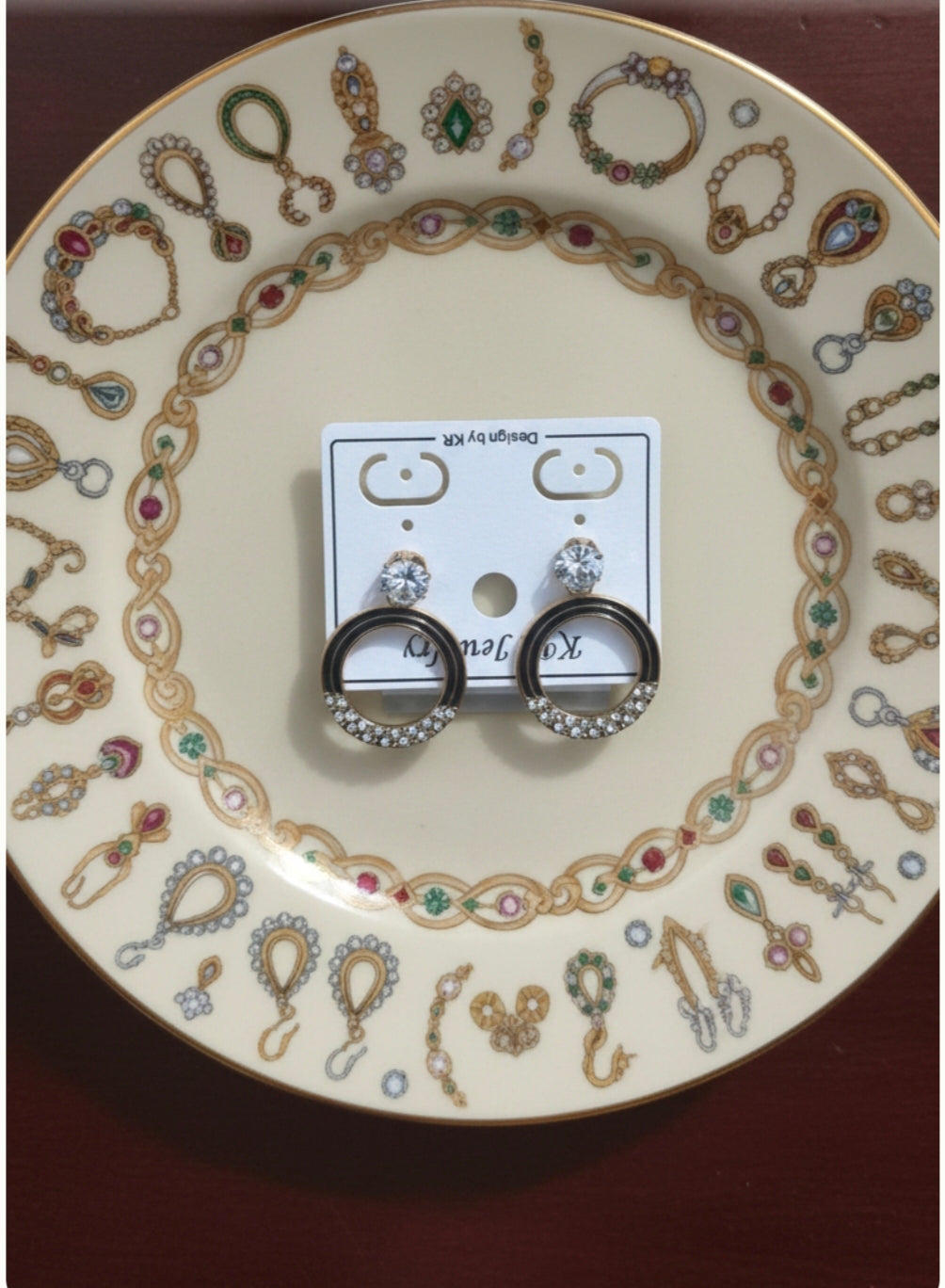 Gold toned,geomatric earrings Combo pack Style: A set of assorted fashion earrings, primarily stud and drop styles.
Materials: Appear to be made of mixed materials, including metal, clear rhinestones, and various types of cabochon stones (white/opalescent